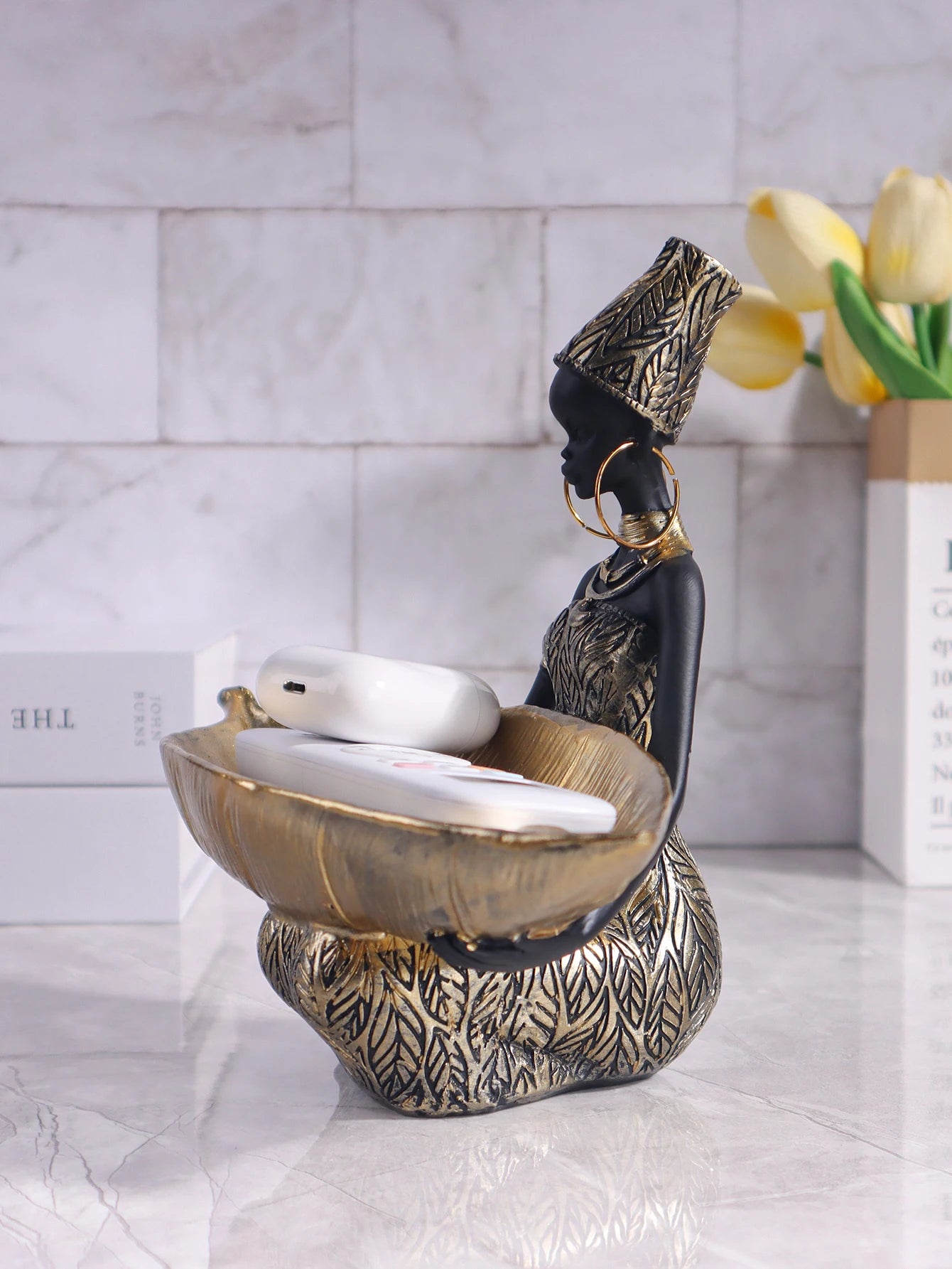 Escultura Africana Menina com Bandeja – arte, elegância e significado